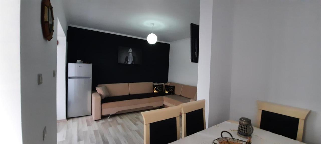 Апартаменти Apartament Clara Пермет Екстер'єр фото