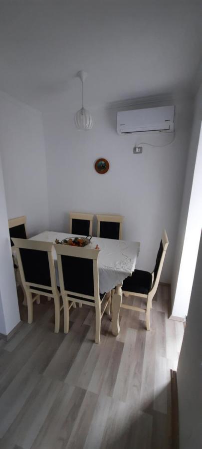 Апартаменти Apartament Clara Пермет Екстер'єр фото